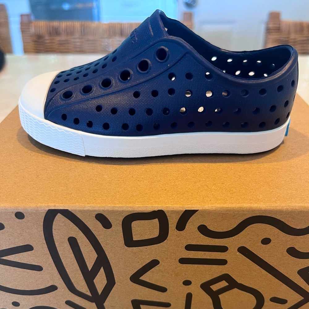 Native Jefferson regatta blue/shell white
